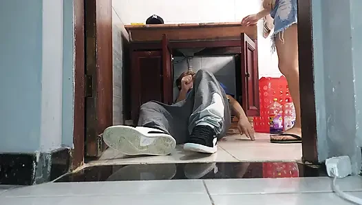 Istri sange ini lagi asik tukang ledengnya pakai rok mini tanpa celana dalam