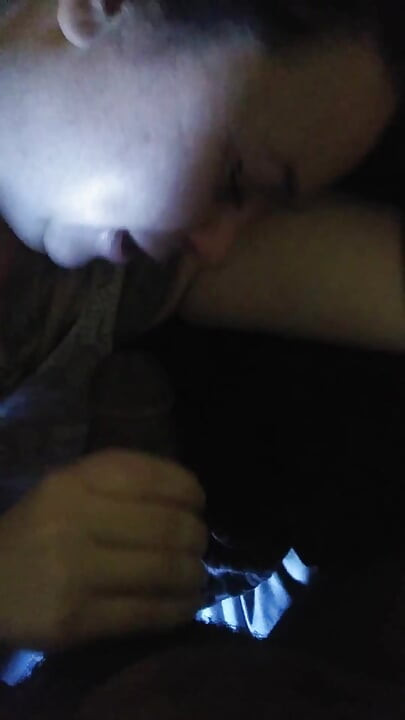 Gordinha puta é acordada para cabeça e buceta