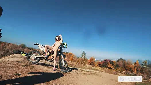 KIRLI MOTOSIKLET ÜZERINDE SERT ANAL. MIA BANDINI