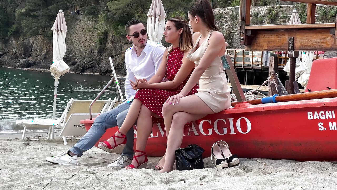 Ela é despejada na praia