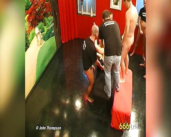 Esmer Sürtük Birden Fazla Adam Tarafından Sidikle Sırılsıklam