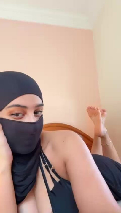 Rub Your Cock on My Soles Muslim Arab Hijab Foot Whore Teases Like a Dirty Bitch