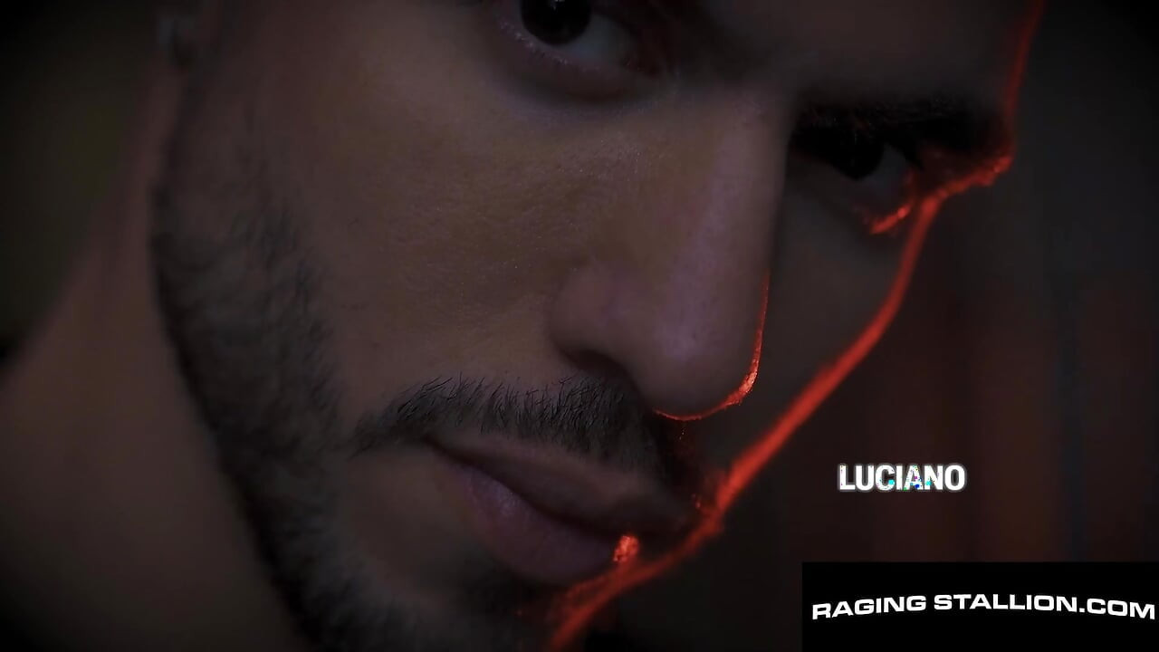 GARANHÃO FURIOSO - intensa foda gay - o pau enorme de Jock Alexandro possui a bunda de John Brachalli tatuada