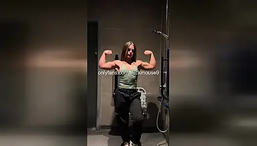 Muskel-mädchen-gangbang: 18-jährige fitnessstudio-muschi von Jocks geritten