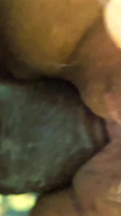 Velika debela droljasta žena tajno pokazuje svoje telo na otvorenom pred kamerom na javnom parkingu sa strancima u automobilima koji voze | Klip 3