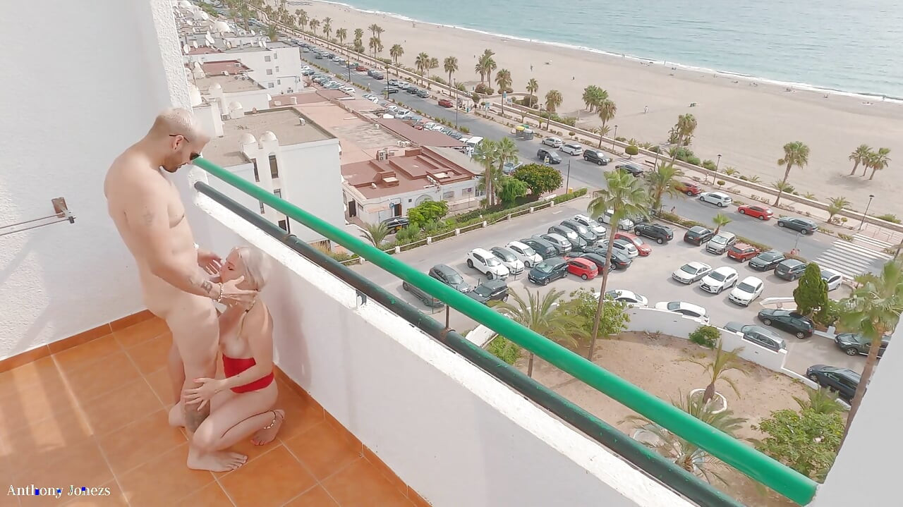 Passamos nossas férias neste hotel fantástico na Espanha e filmamos essa varanda extrema fodendo porra nos peitos