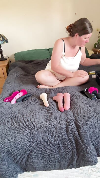 original bad gal in the house home alone hot and ready feeling horny and ready for oiled up fun session
