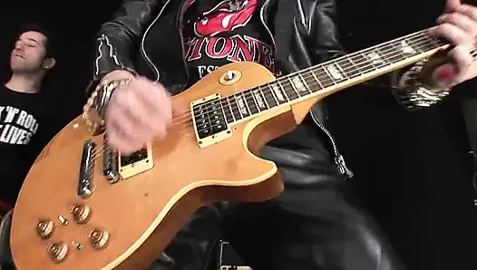 Çoraplı ve siyah çizmeli ateşli sarışın rockçılar tarafından götten sikiliyor
