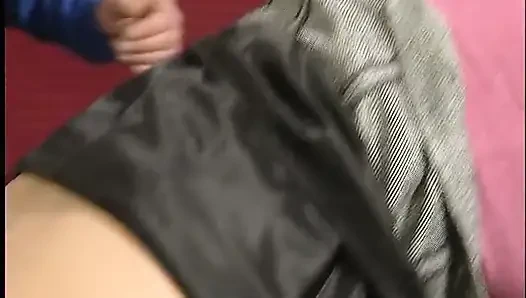 Esmer genç kız evi iyi temizlemedikten sonra kırbaçlandı