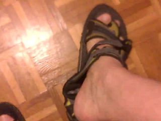 Fodendo sandálias depois de uma caminhada porra nas minhas tevas