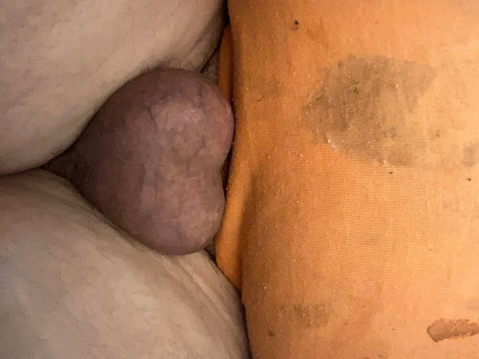 Vibrator je natjerao moj mikro kurac da svrši.veliki testisi mikro penis. Clity cuming.my tvrdi mikro kurac