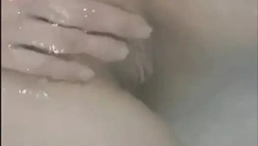 Cowok merekam pacarnya