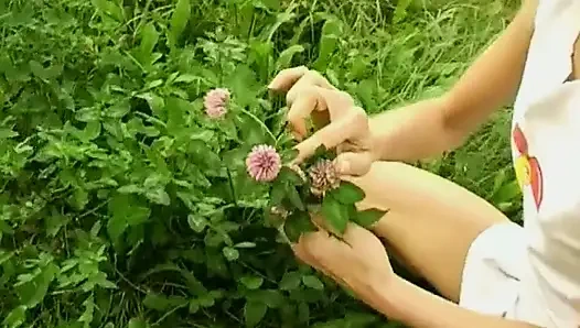 Lesley masturbiert im garten