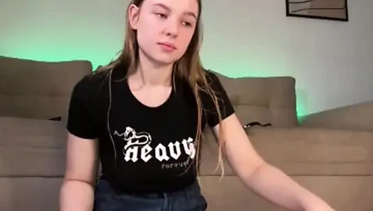 Jucielussie fingert enge muschi im sexy kleid