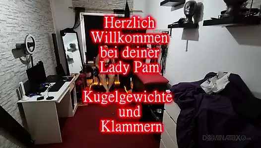 Baskın orta yaşlı seksi kadın itaatkarın genişleyen götüne yumruk sokuyor
