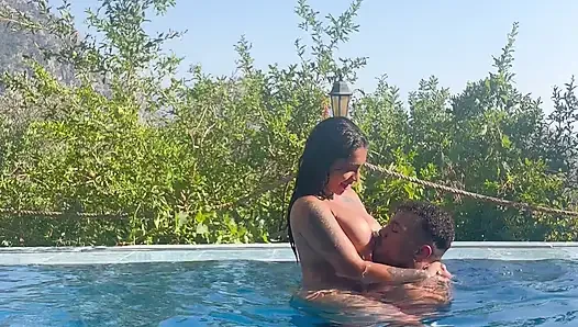 Havuzdaki Kocama Karşı Sadakatsiz Olmak, Büyük Penis Komşu Yasmina Khan