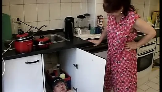 Geile deutsche ehefrau verführt und fickt handwerker