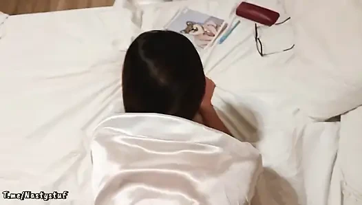 Азиатская мачеха устала. Она хочет расслабиться. Суй палец в мою киску и трахни меня в задницу