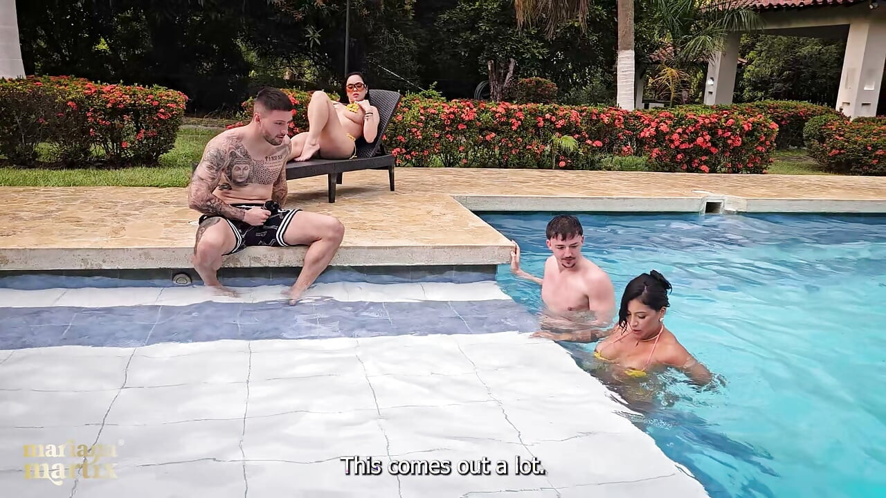 Mariana makes Yeri and Raul give her a double penetration in the pool in the rain
