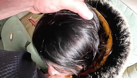 Sigara içen telefon çağrısı delisi. Gürültülü kapüşonlu sakso ve ceketime boşalma