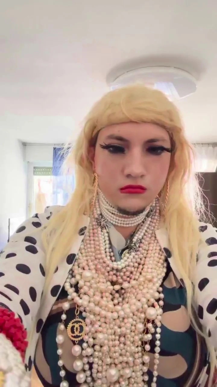 Pearl Vanesa güzel incilerle evinde vücudunu gösteriyor