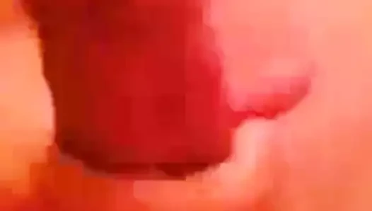 Genç oğlan duşa girmeden önce mastürbasyon yapıyor