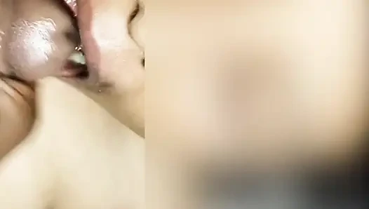 Hintli kadın sert sikişiyor ve ağzına boşalıyor