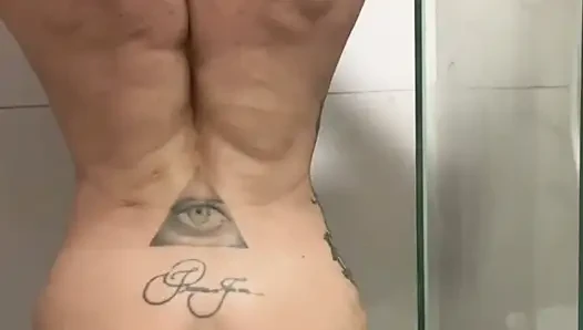 Muskulöse göttin masturbiert seifige muschi in der dusche