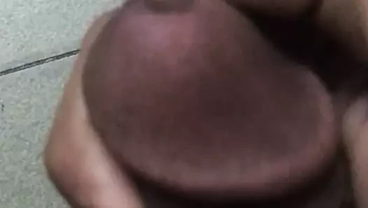 Dik oğlan masturbates içinde the zemin ve boşalmak