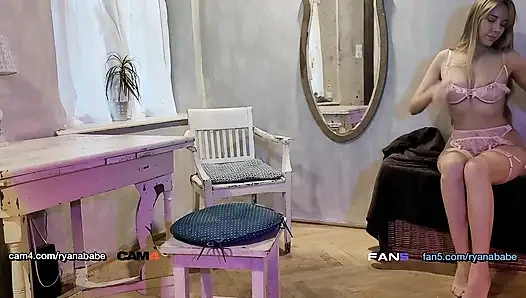 Трахающаяся пальцами крошка в нижнем белье, глубоко засовывает свои пальцы