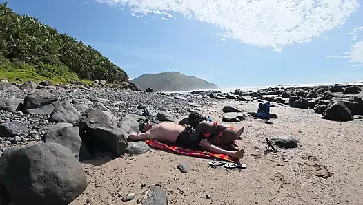 Tides ve birbirlerinin arasında kayboldu - azgın zenci orta yaşlı seksi kadın sevgilisine biniyor