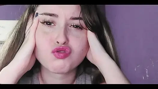 Розовая губная помада перед выходом из дома