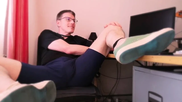 Horny wanking session in the office on webcam
