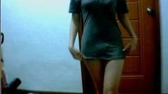 Корейская девушка перед вебкамерой скивает одежду и показывает киску