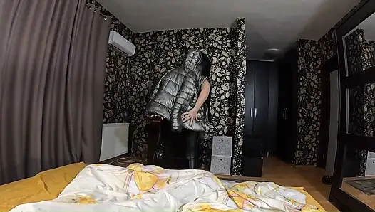 Cewek seksi dengan toket besar ini dientot habis-habisan sampai dicrot di muka