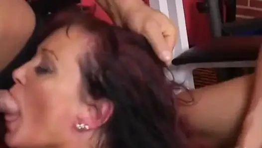 Spor salonunda orta yaşlı seksi kadın anal üçlü grup seks yapıyor