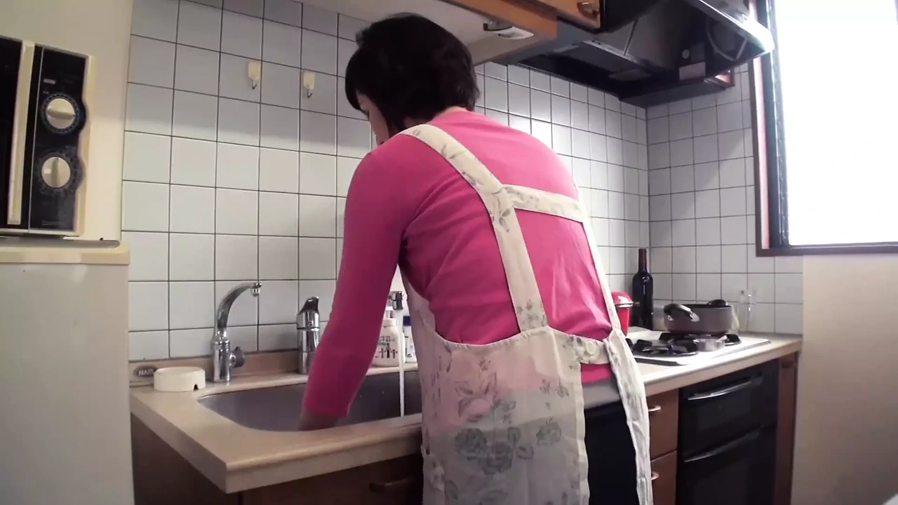 人妻的妈妈和女婊在一起观看色情片时兴奋起来...