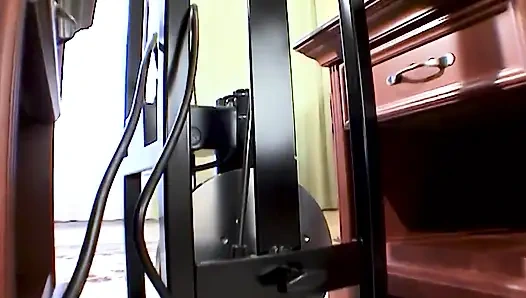 Teen Anni пробует большой член