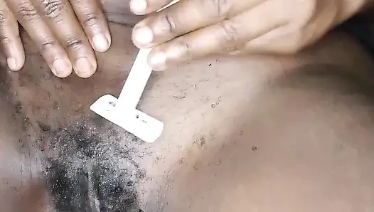 Azgın küçük amcığımı benimle tıraş et