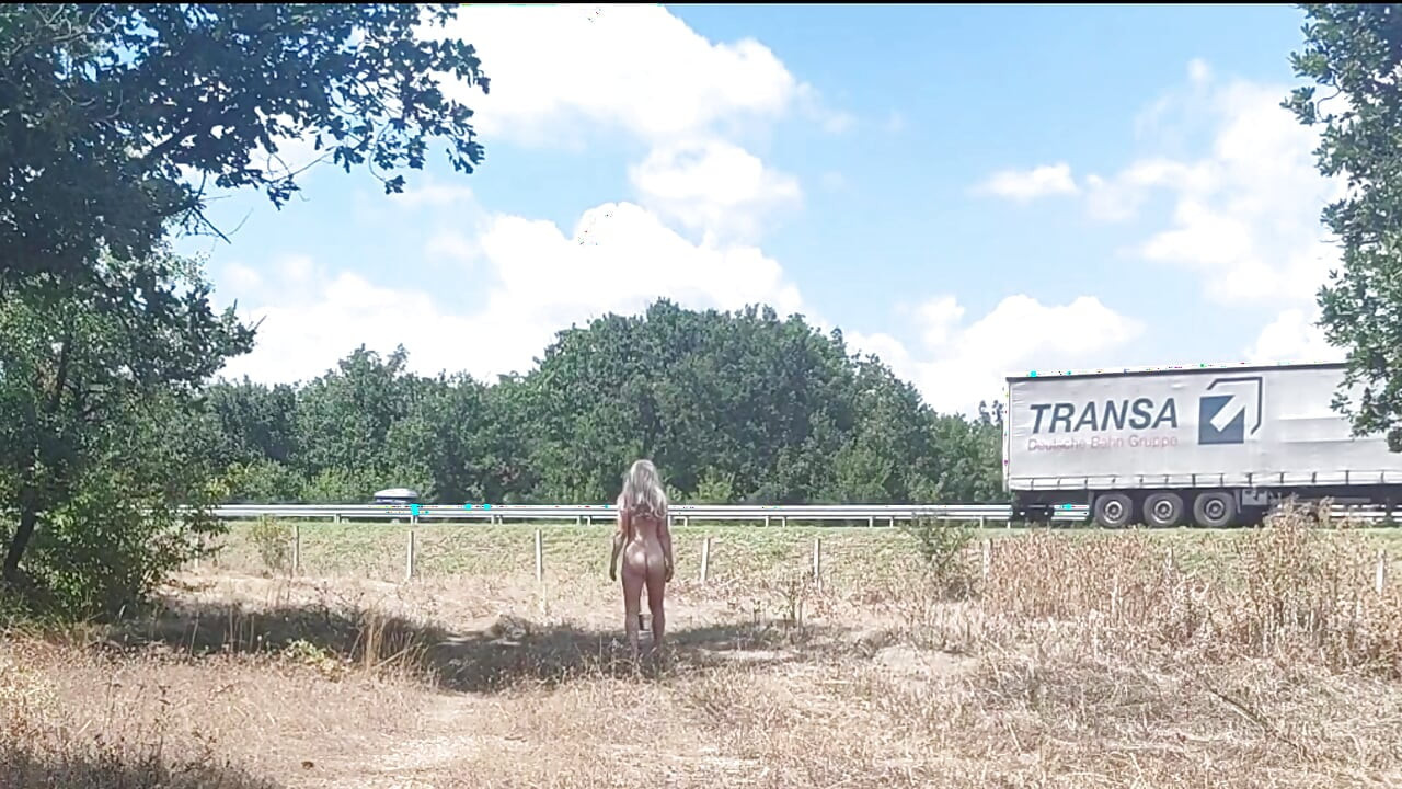 Η σκλάβα τιμωρείται με κουβάδες μουνιού και βυζιά για να επιδειχθεί στους οδηγούς.