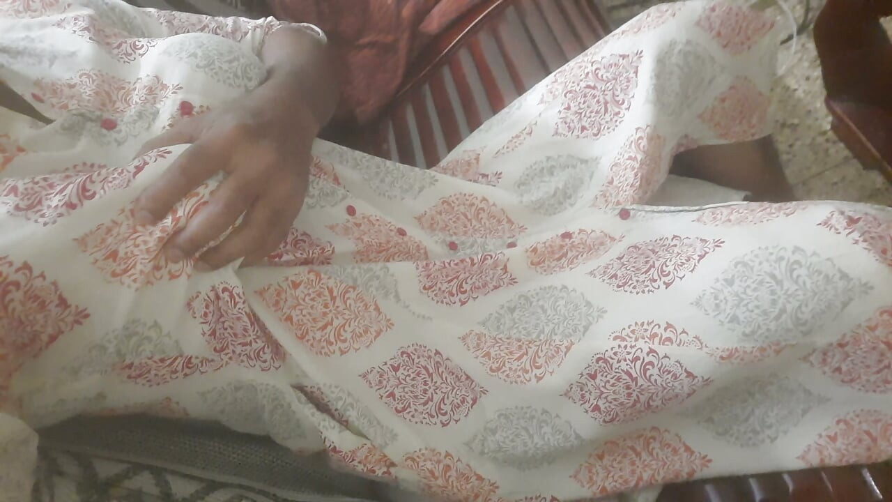 বড় স্তন চেপে ধরা এবং যোনি ঘষা