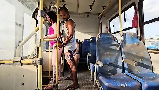 DER TYP STEIGT IN DIE ÖFFENTLICHEN VERKEHRSMITTEL, ICH HABE ES FÜR ALLE VERMASSELT UND BIN WEGGEFAHREN