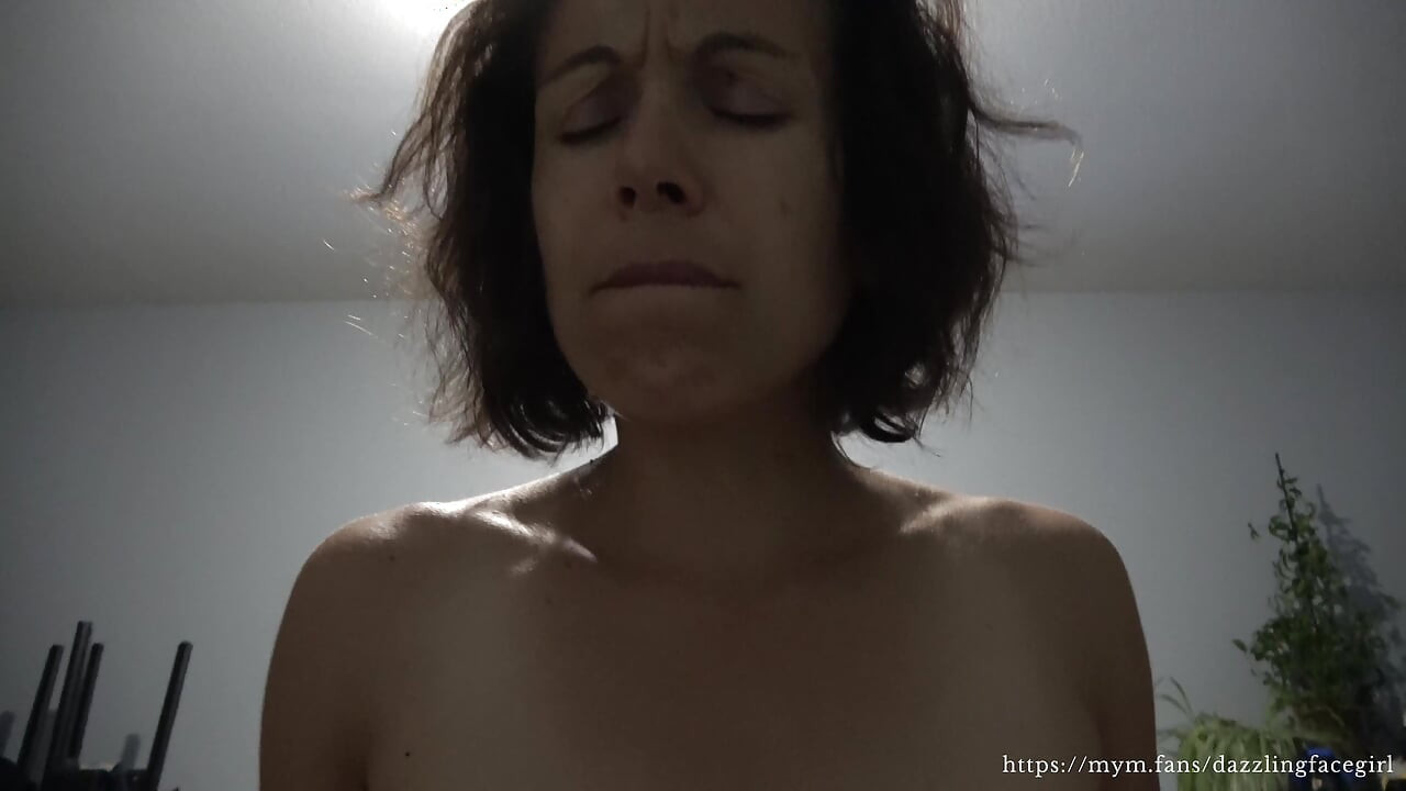 Eu o masturbava enquanto esguichava tudo sobre seu pau duro