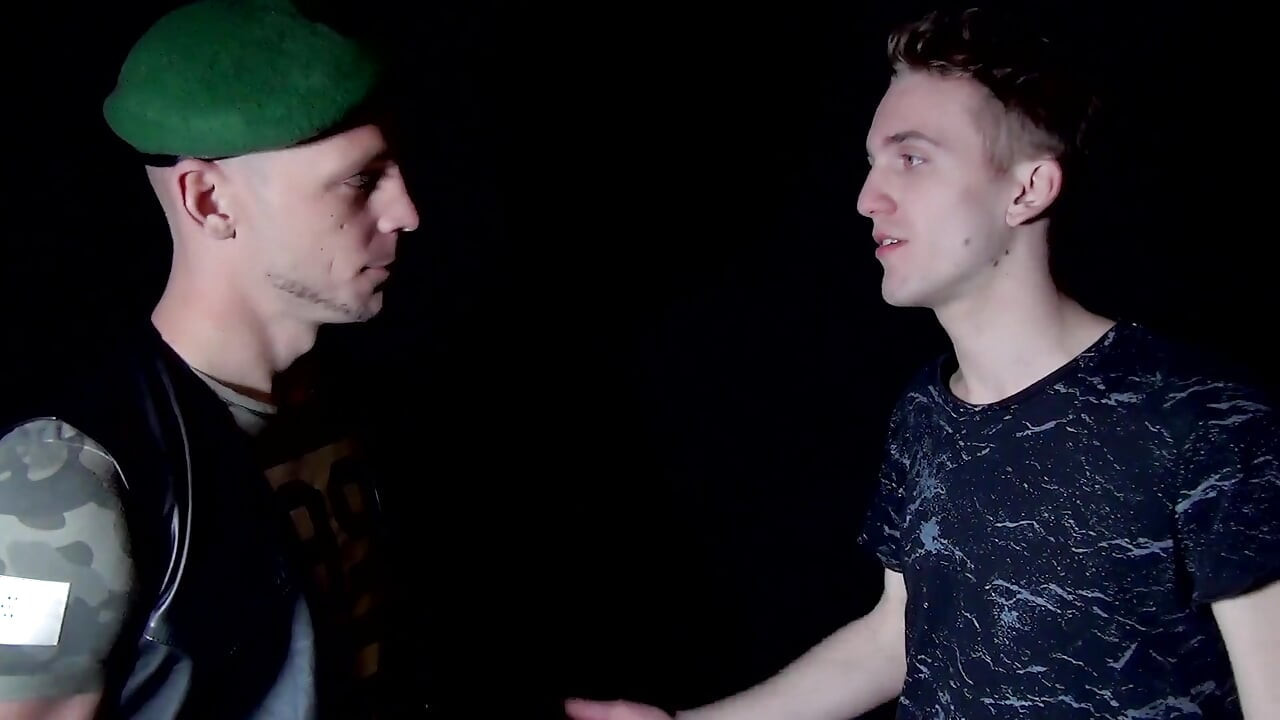 Az újságíró megdug egy titkos katonai ügynököt