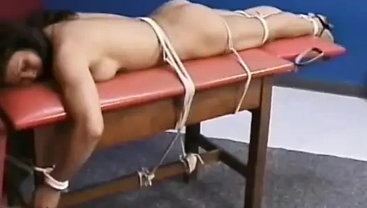 Сексуальную девушку щипают на сиськи, пока ее ноги и руки связаны