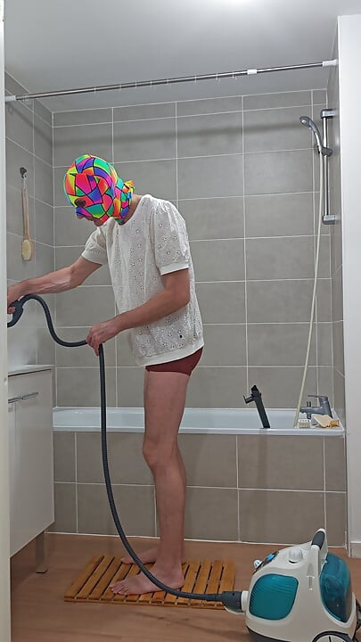 I'm finishing the steam cleaning of the bathtub (episode 3)