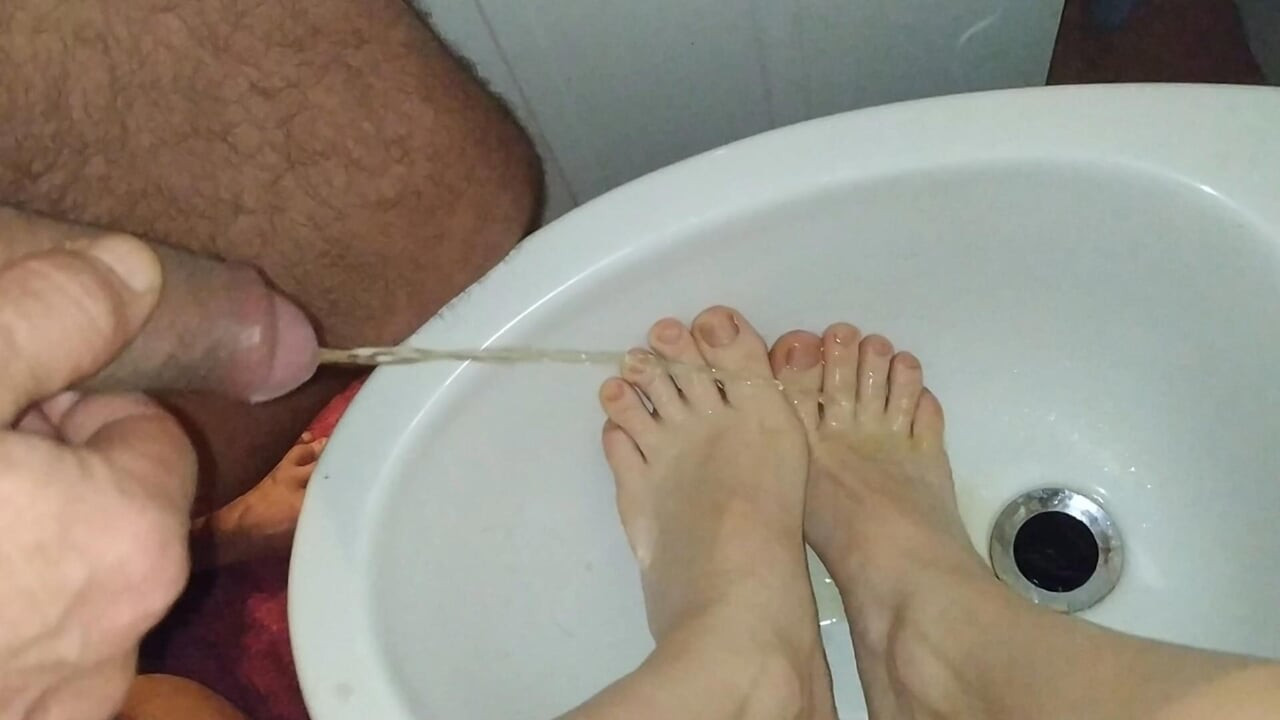Piss and cum on goddess feet...night tasty game!