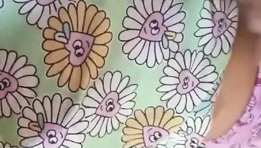 Büyük memeli ve ıslak amcıklı dildo şehveti ile banyo odasında Sri Lankalı kız musterbasyonu