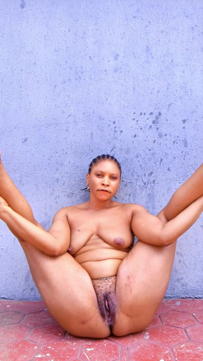 Негритянка наголо похвасталась голыми прелестями порно фото и секс фотографии Негритянка наголо похвасталась голыми прелестями порно фото и секс фотографии