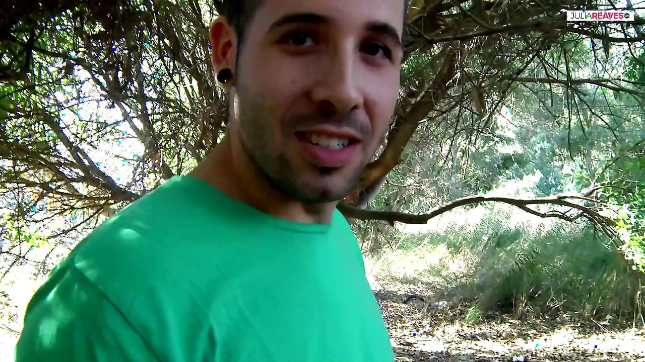 A szőke csaj nyög örömében, amikor megbasszák egy teherautó hátulján